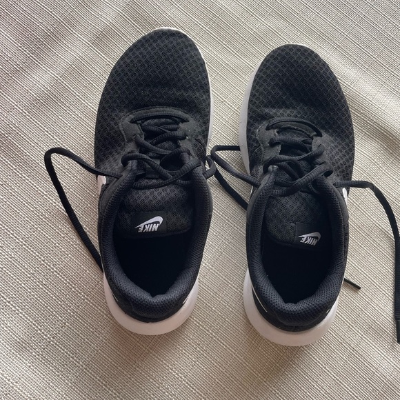 Nike Tanjun Shoes - 5Y / 6.5W - Picture 5 of 8